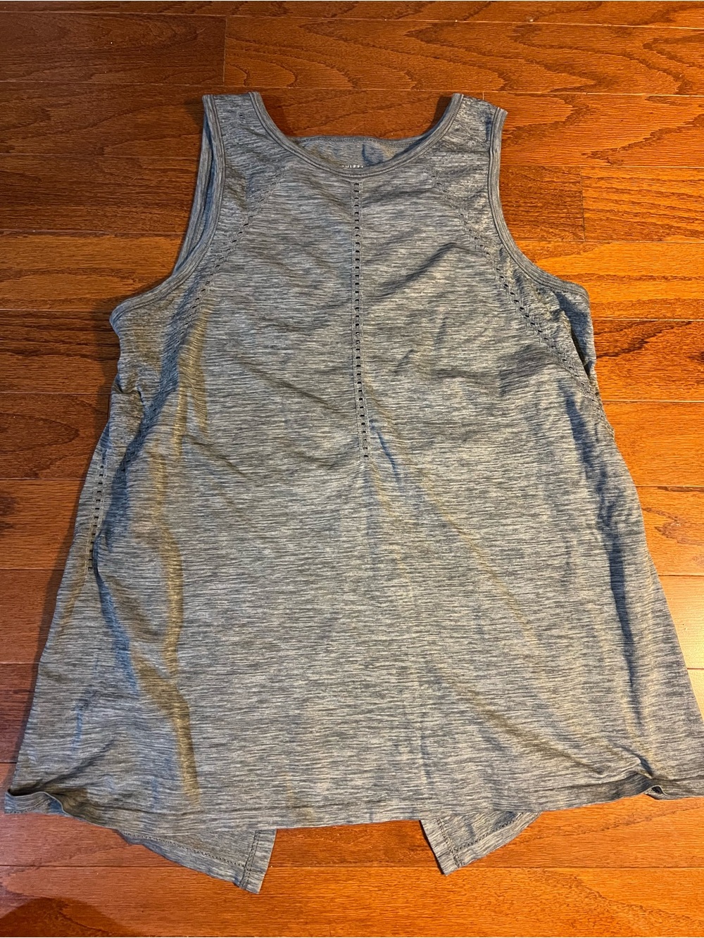 Athleta Women Foothill Gray
Heather Seamless Split Tie
Back Yoga Tank Top size S